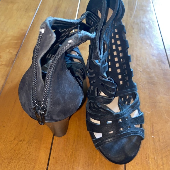 Cut out platform black wedges. Easy to walk in. Comfy. - Picture 5 of 9